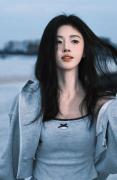她或身着富丽服饰崇高